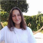 Diplomata presso il liceo linguistico e madrelingua di tedesco